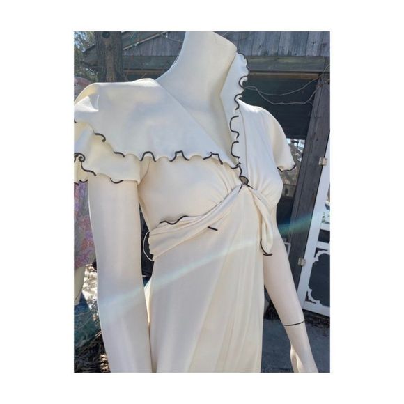 70s Ivory Maxi Dress Brown Ruffle Trim V Neck Flutter Cap Sleeve Oversize Collar - Picture 8 of 14